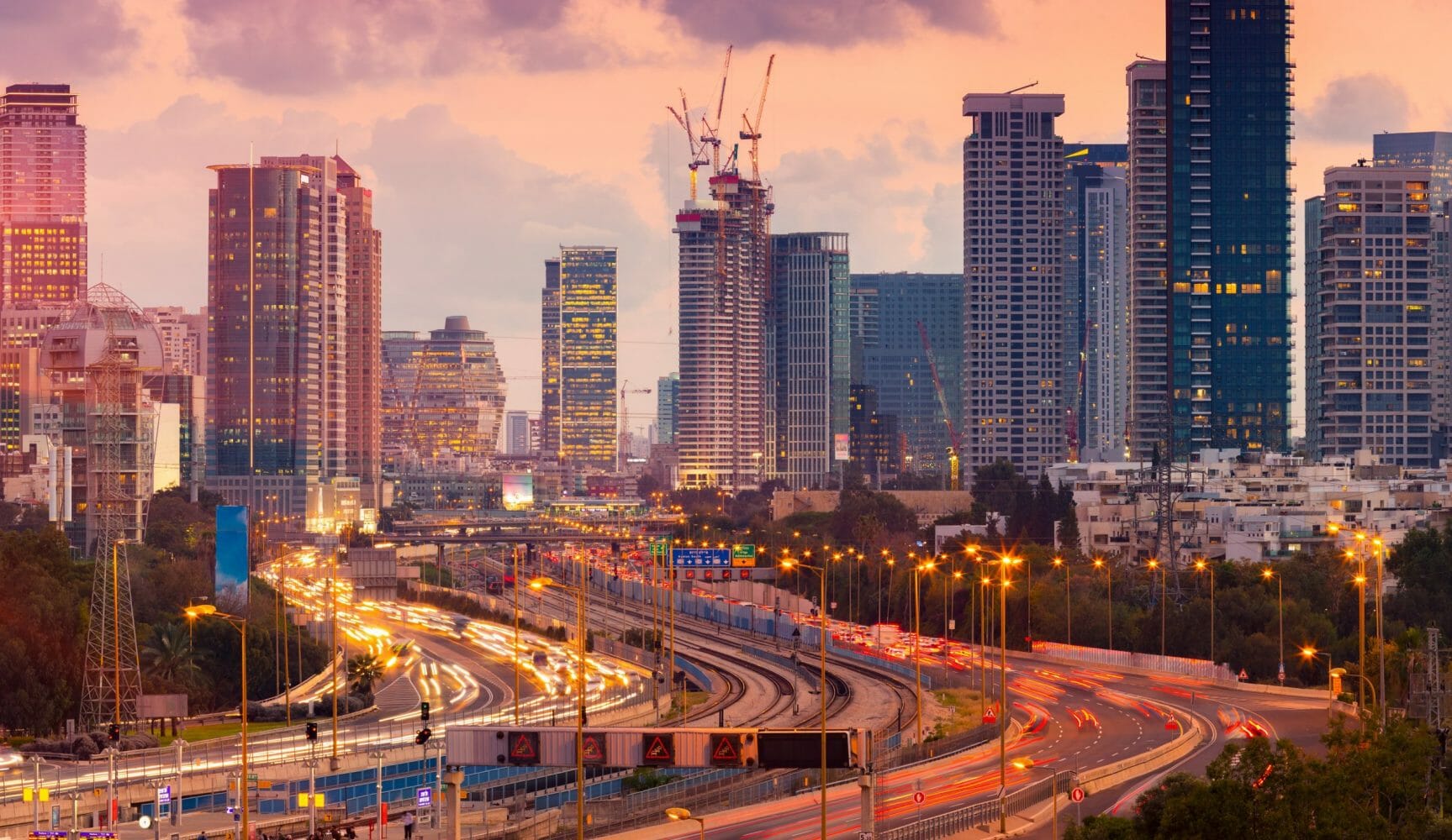 התחדשות עיר1111ונית בניינים בתל אביב בשקיעה