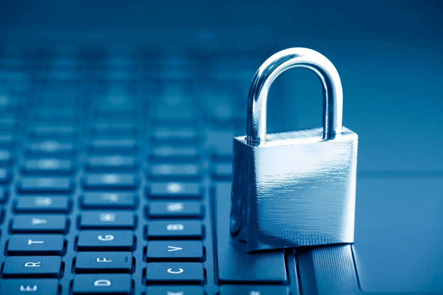 Computer,Security,Concept.,Padlock,On,Computer,Keyboard מנעול מונח על מקלדת
