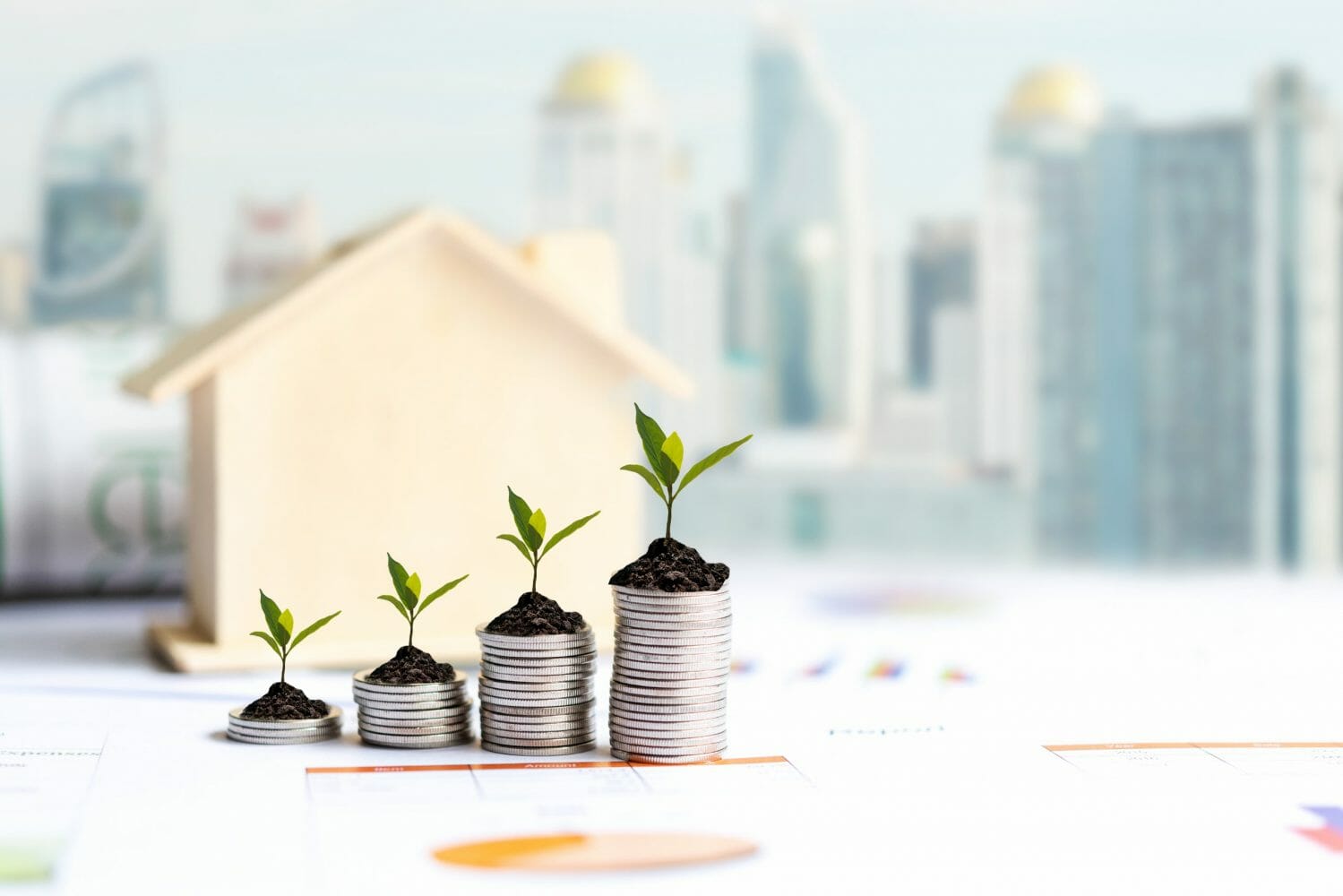 Investor,Of,Real,Estate.,The,Plants,Growing,On,Money,Coin 4 עציצים בגדלים שונים מדמים גרף עולה
