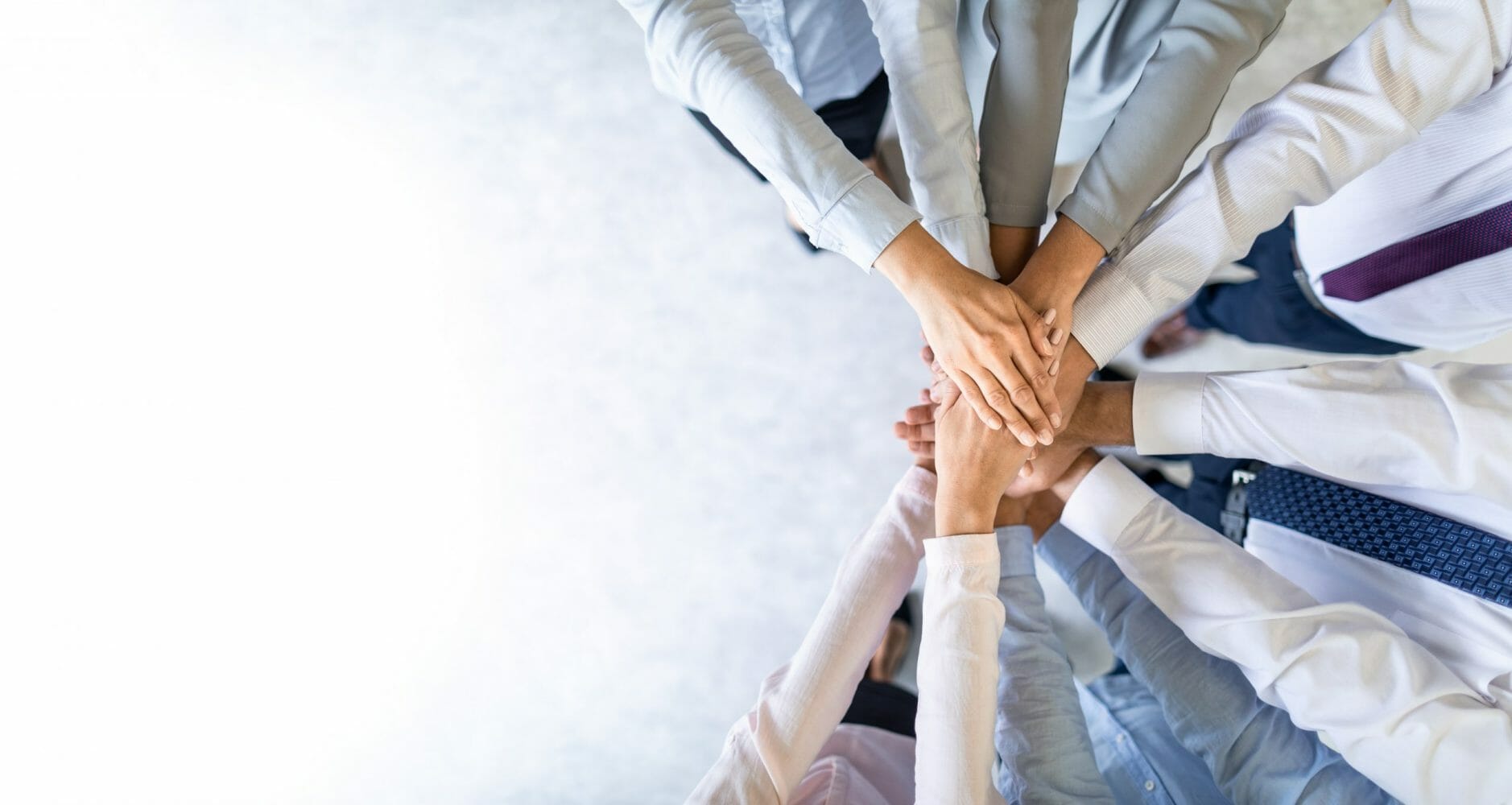 labor law אנשים מושיטים ידיים למרכז