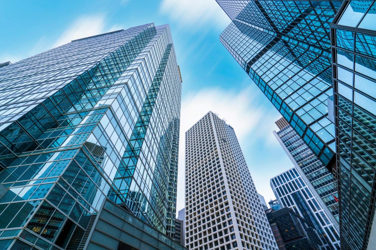 “REAL ESTATE, INFRASTRUCTURE AND PROJECT FINANCE” צילום מלמטה של בניינים גבוהים