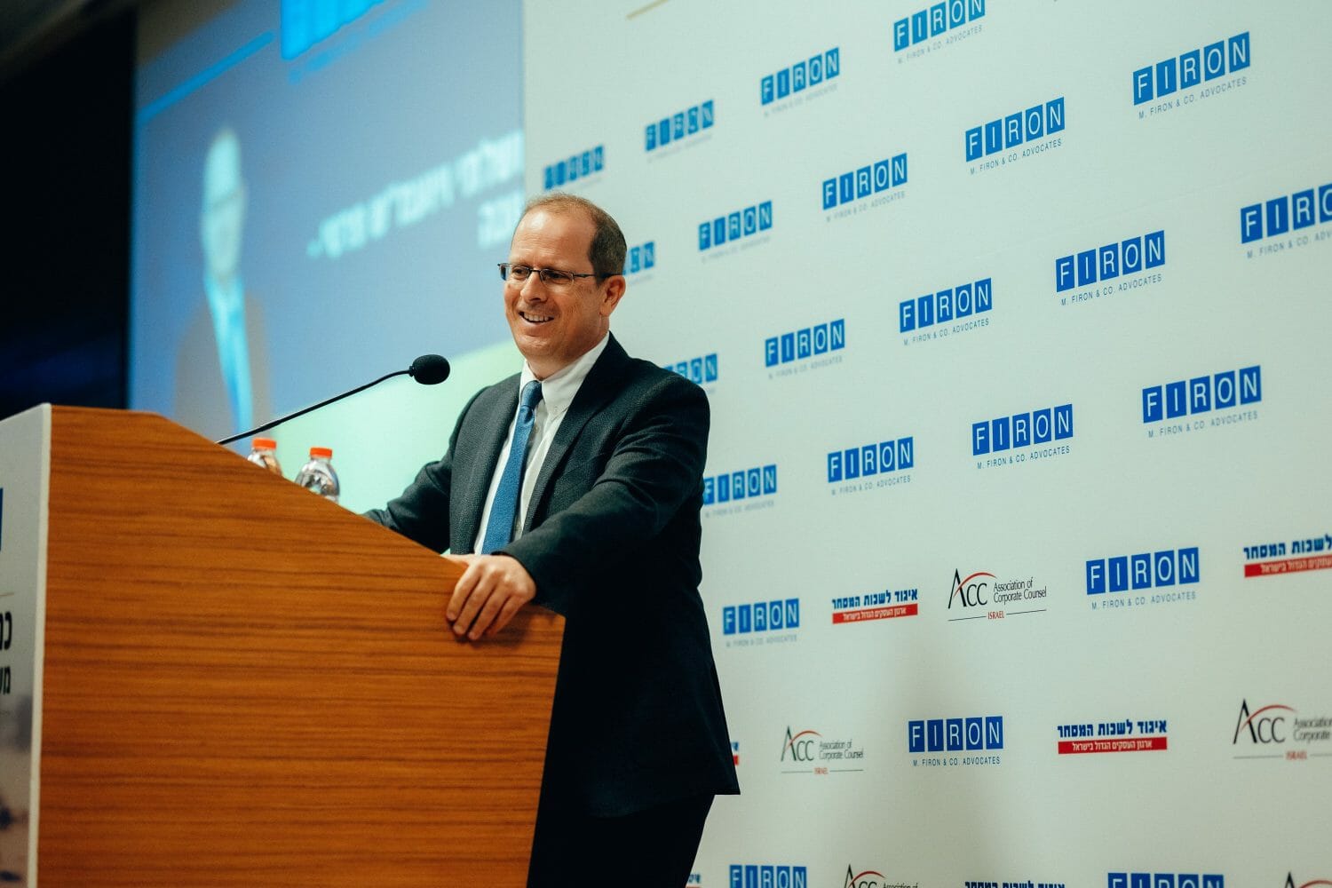 מישהו נואם בכנס רגולציה וניהול משברים במציאות משתנה