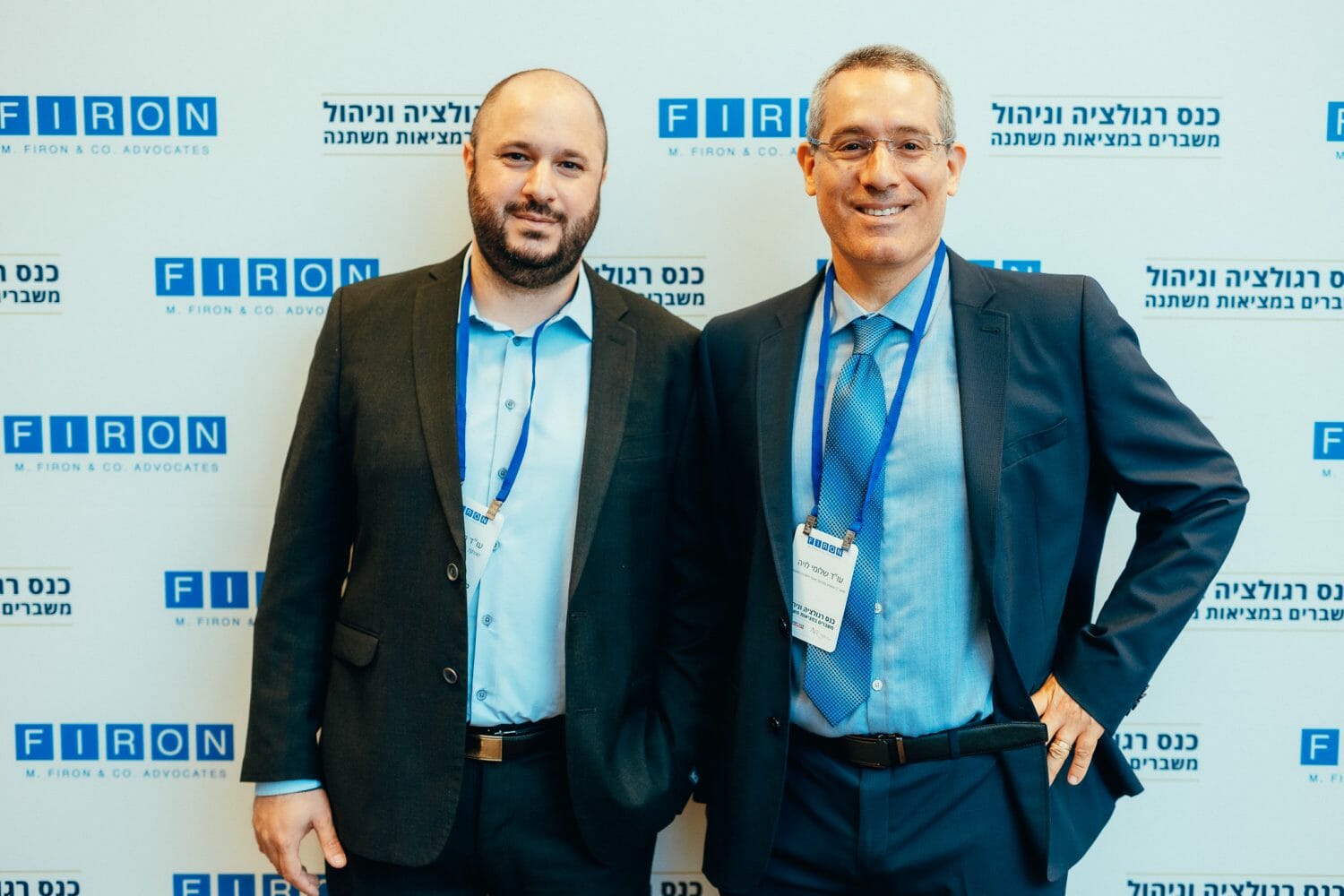 אנשים מצולמים על רקע ממותג של פירון בכנס רגולציה וניהול משברים במציאות משתנה